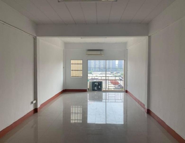 ให้เช่าอาคารพาณิชย์ 2 คูหา 4.5 ชั้น ริมถนนลาดกระบัง เข้าซอยไม่ลึก แอร์ 10 เครื่อง จอดรถในรั้ว 2 คัน 9