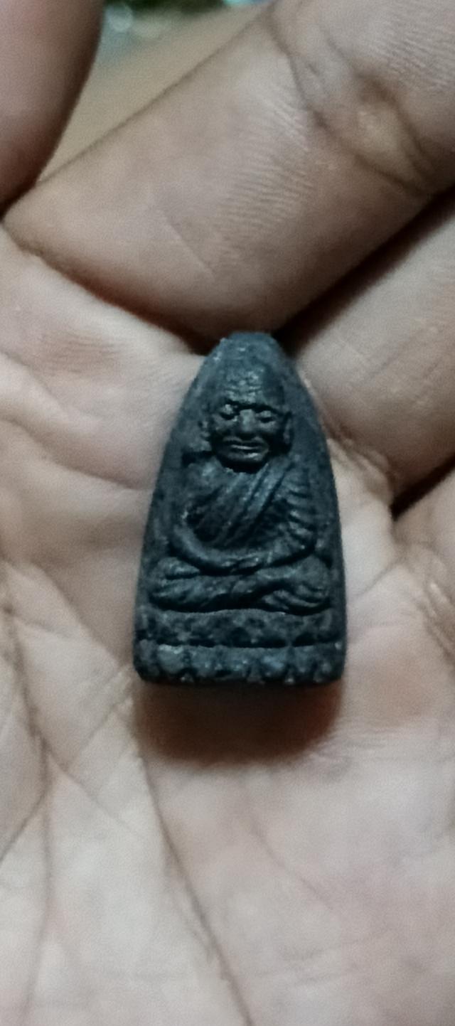 หลวงพ่อทวด วัดช้างให้ ปี 2524 เนื้อว่าน พิมพ์ใหญ่ เนื้อจัด สวยเดิม มีบอล2ลูก.ที่หูด้านซ้ายและหัวเข่าด้านขวา