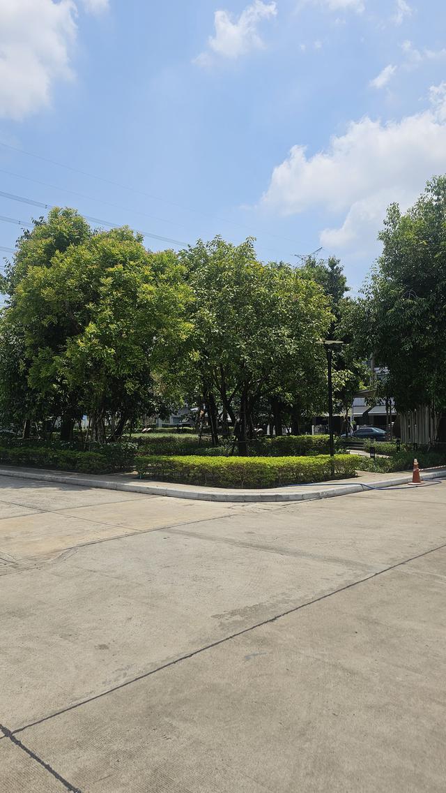 หมู่บ้าน บ้านกลางเมือง  ซอยกาญจนาภิเษก 23 แขวงทับช้างเขตสะพานสูง กรุงเทพฯ เลขที่ 99/51 ทาวน์โฮม 3 ชั้น 3 ห้องนอน 3 ห้องกินข้าวและห้องครัว ต่ 4