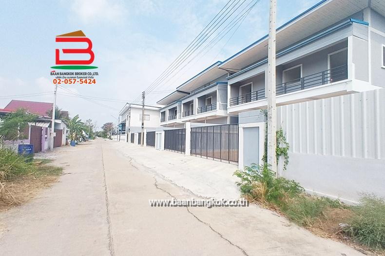 บ้านแฝด หมู่บ้าน กฤษดาเพลส เนื้อที่ 33 ตรว. ถนนกาญจนาภิเษก ต.คลองห้า อ.คลองหลวง จ.ปทุมธานี 2