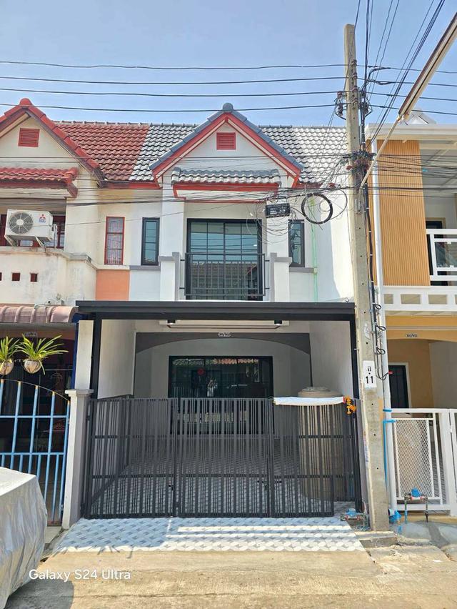 หมู่บ้านสวีทโฮมปาร์ค บางบัวทองทาวน์เฮ้าส์ 2 ชั้น ตกแต่งใหม่ มีสระว่ายน้ำในหมู่บ้าน ถนนบางกรวย-ไทรน้อย มีระเบียงด้านหน้า 1