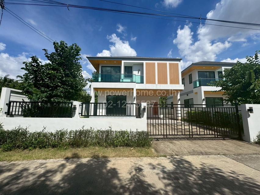บ้านเดี่ยว 2 ชั้น เนื้อที่ 69.5 ตร.ว. ซอยบางกร่าง 45 ใกล้ตลาดเจ้าพระยาบางใหญ่ ถนนราชพฤกษ์ ต.บางกร่าง อ.เมืองนนทบุรี จ.นนทบุรี 1