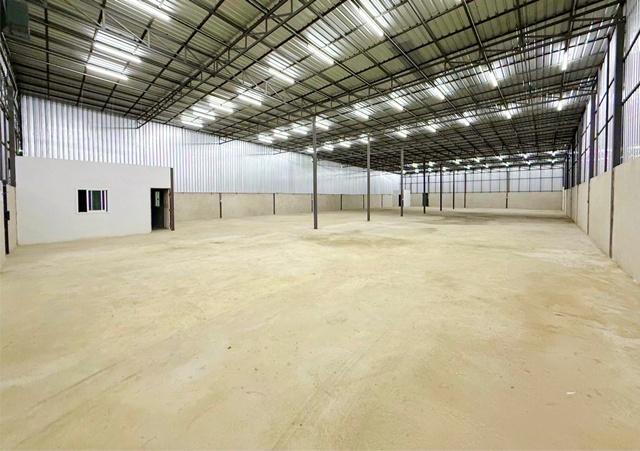 ตลาดแครายพลาซ่า 380ม. ให้เช่าโกดัง ออฟฟิศ 1,100ตร.ม. 275 ตร.วา. รร.ทานตะวันไตรภาษา 3.1 กม.1 ออฟฟิศ 1 น้ำ ถ.เอกชัย เลียบค 4