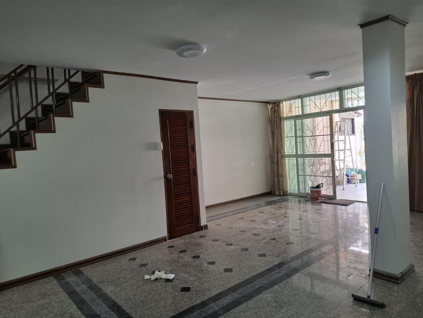 ทาวน์เฮ้าส์ 3 ชัั้น 2 หลังทะลุถึงกัน อยู่ในหมู่บ้านสินทวีสวนธน 1 3