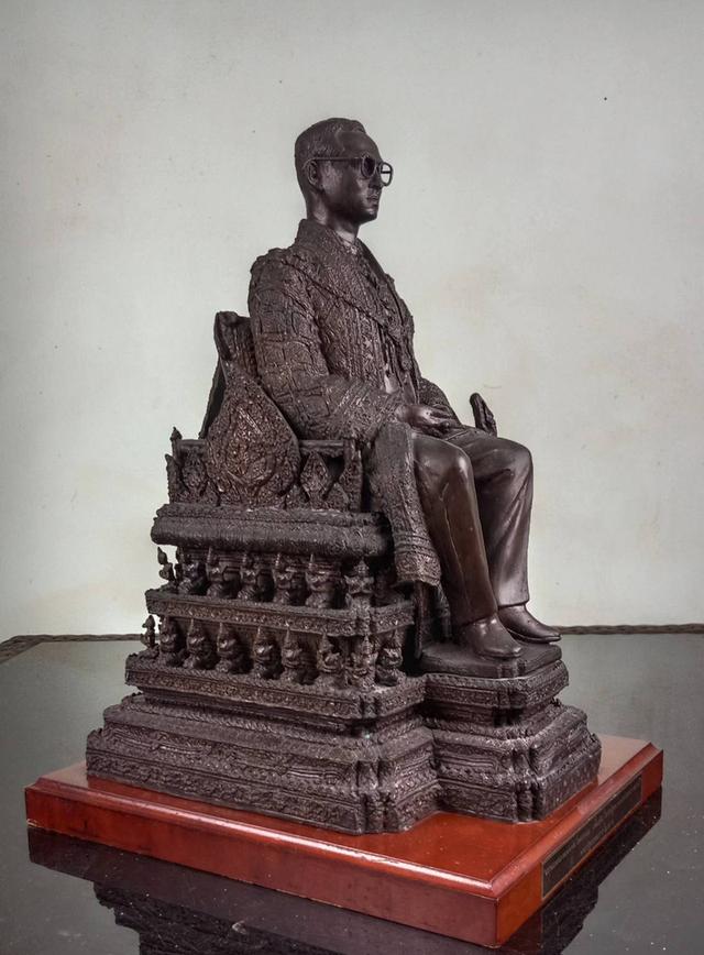 746.พระบรมรูปหล่อในหลวงรัชกาลที่ 9 พระบาทสมเด็จพระปรมินทรมหาภูมิพลอดุลยเดช ทรงประทับบนพระที่นั่งราชยานพุดตานทอง ส รูปย่อยที่ 4
