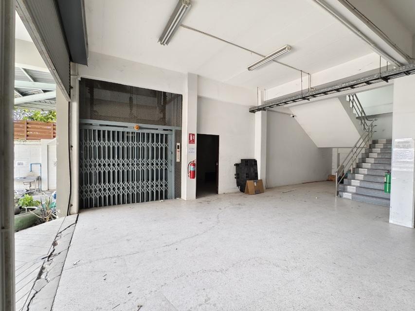 ให้เช่าโกดัง โรงงาน อาคาร 4 ชั้น พื้นที่ใช้สอย 2,016 ตารางเมตร อาคารพร้อมเข้าใช้งานได้ทันที / มีลิฟท์ขนสินค้า / จอดรถหลายคัน / ทำเล ลาดกระบัง 3