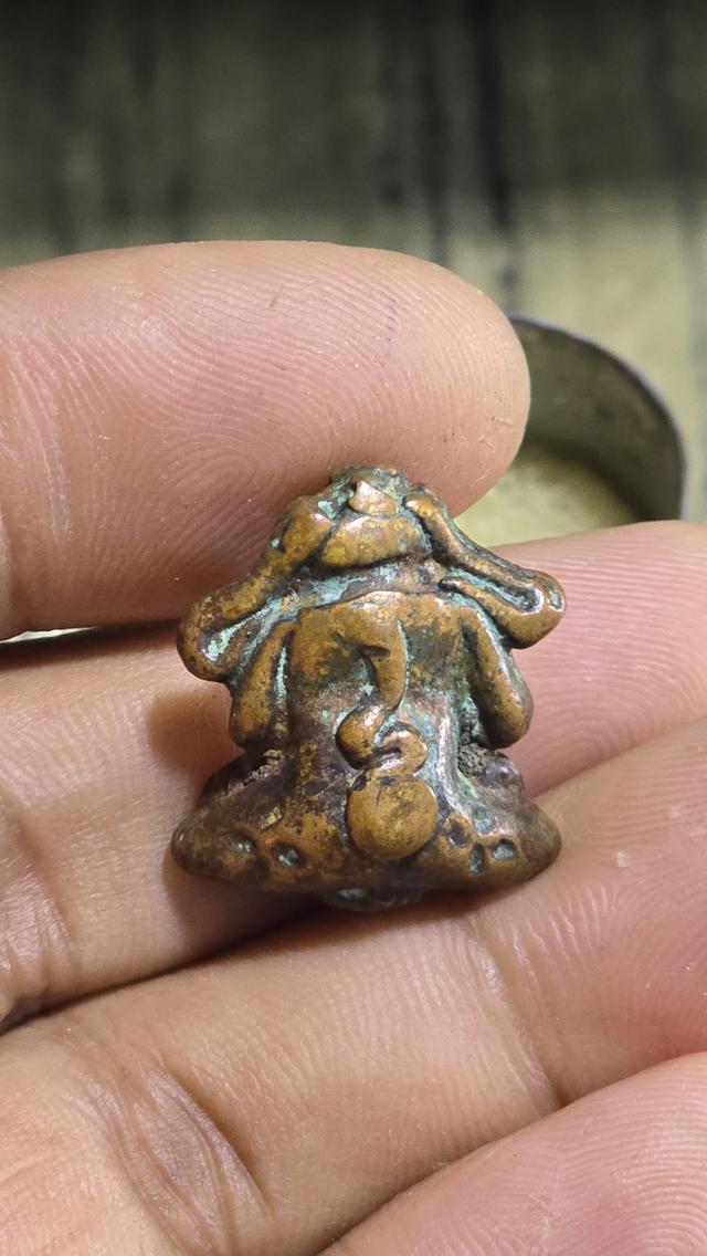 พระปิดตาเนื้อโลหะเก่า พิมพ์ว่าวจุฬา 2