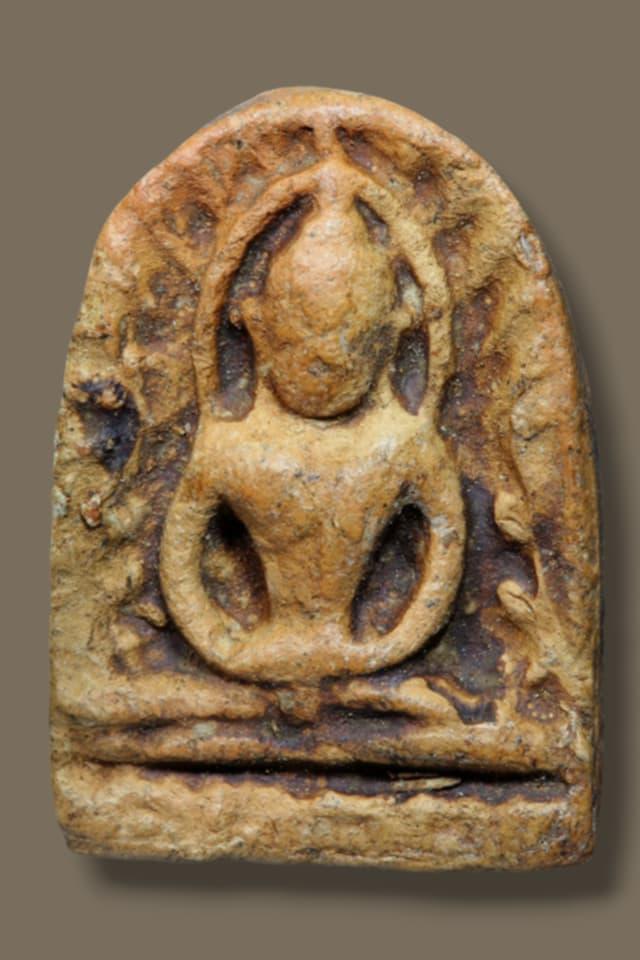 พระซุ้มกอพิมพ์ใหญ่ มีกนก