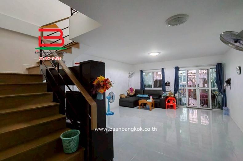 ทาวน์เฮาส์ หมู่บ้าน อยู่เจริญ 5 (รังสิต-นครนายก 74) ติดถนนไสวประชาราษฎร์ เนื้อที่ 21.6 ตารางวา ใกล้ตลาดกลางลาดสวาย ตำบลลาดสวาย อำเภอลำลูกกา จังหวัดปทุ 7