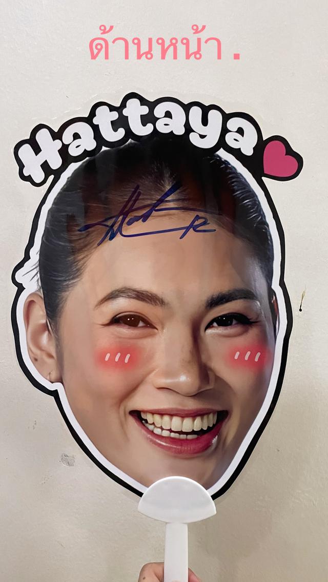 ของสะสมที่เป็น พัดไดคัทพร้อมลายเซ็นแท้ของนักกีฬาวอลเลย์บอลหญิงทีมชาติไทย
