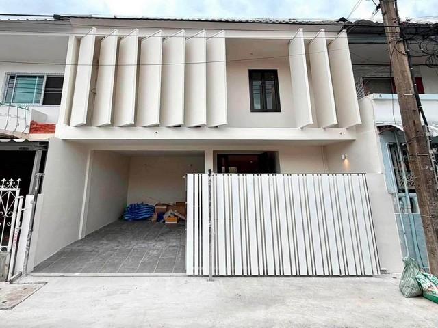 ขายทาวน์โฮม 2 ชั้น Modern Minimal ลาดพร้าว 41 พร้อมช่องแสงขนาดใหญ่ Courtyard กลางบ้าน รับแสงธรรมชาติ