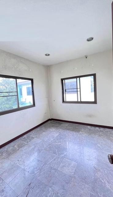 เดอะโฟร์ท สาย4 1.7 กม. ตลาดธนบุรี สนามหลวง2 2.7 กม. ม.กรุงเทพธนบุรี 1.2 กม. บ้าน 2 ชั้น 70ตร.วา. 280ตร.ม. 3 นอน 2 น้ำ พร 6