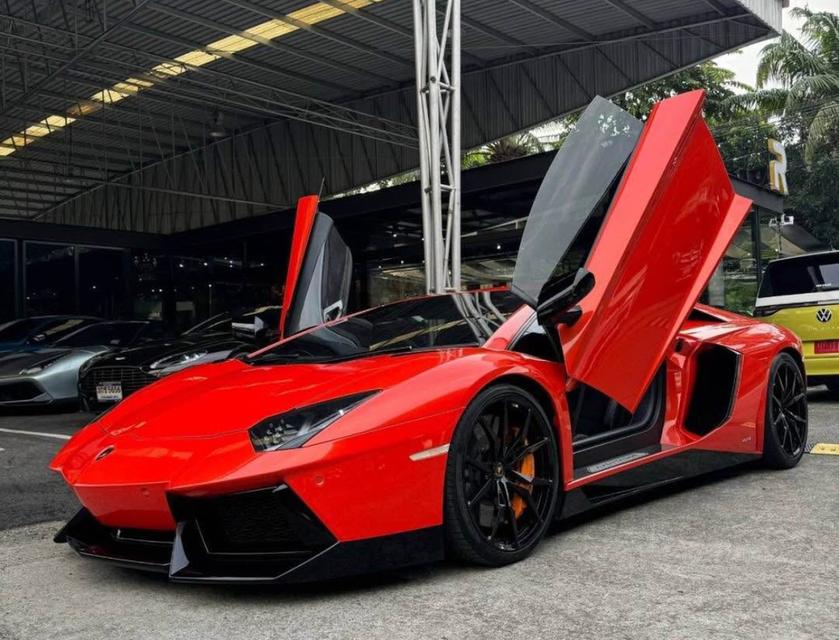 Lamborghini Aventador สีแดง 2