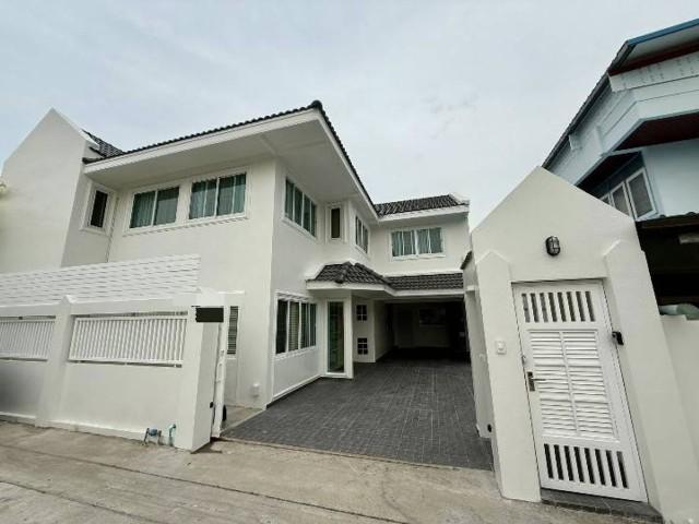 ให้เช่าบ้านเดี่ยว 2 ชั้นปรับปรุงใหม่ทั้งหลัง 4 นอน 5 น้ำ 1 แม่บ้านจอดรถ 2 คัน ตกแต่งสวย แอร์ฯ เฟอร์ฯครบ ราคารเช่า 65,000 1