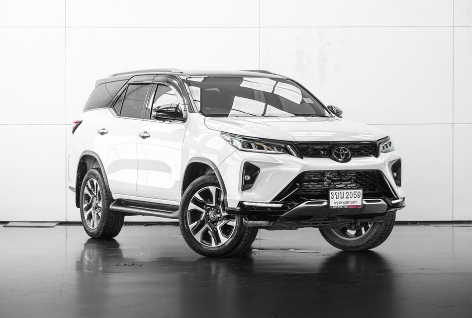 2022 TOYOTA FORTUNER 2.4 LEGENDER BLACK TOP 4WD SUV สีขาว-ดำ เลขไมล์ 34323 กม.