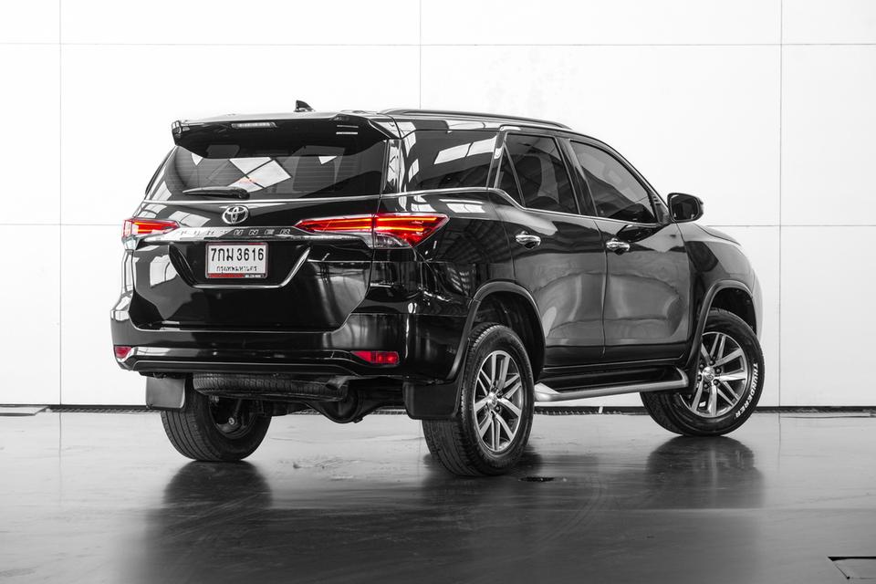 2018 TOYOTA FORTUNER 2.4 V 2WD SUV สีดำ ไมล์ 115083 กม.