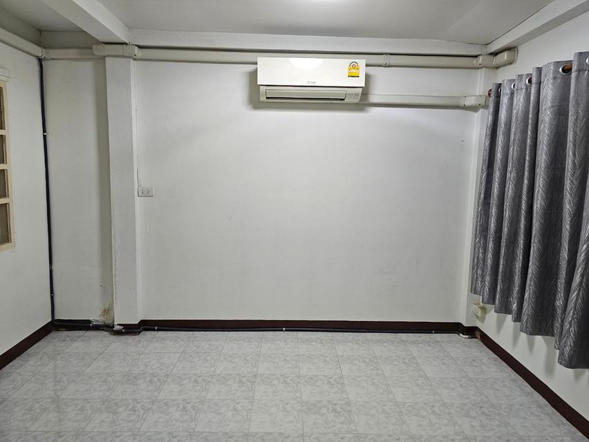 ขายถูก‼️ ทาวเฮ้าส์พร้อมอยู่ใกล้ตลาด หมู่บ้านสินทวี บางมด หาของกินง่าย ทำเลค้าขายได้ ใกล้แหล่งอำนวยความสะดวก 10