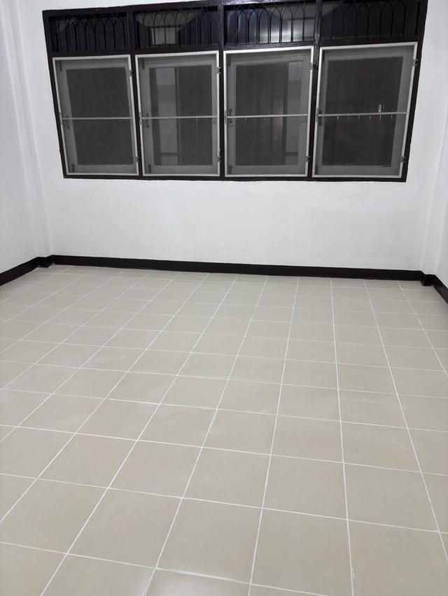 U1392 ให้เช่าอาคารพาณิชย์ 3 ชั้น ถนนเสรีไทย บ้านเปล่า ทำเลดีเดินทางสะดวกเข้าออกได้หลายทาง 3