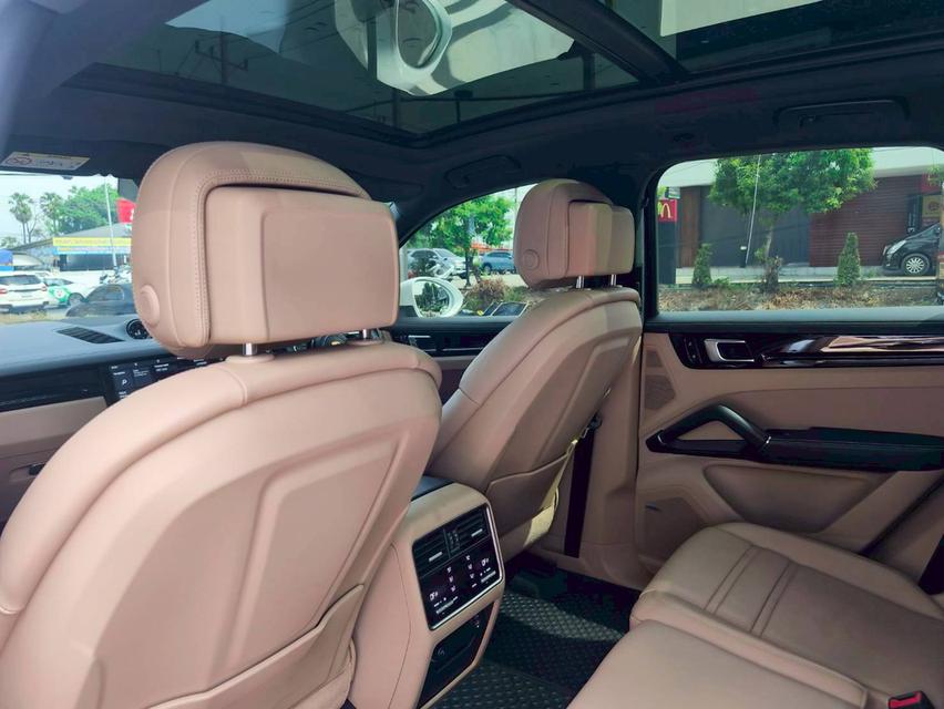 รหัสรถ KPV44 2023 Porsche Cayenne 3.0 E-Hybrid  14
