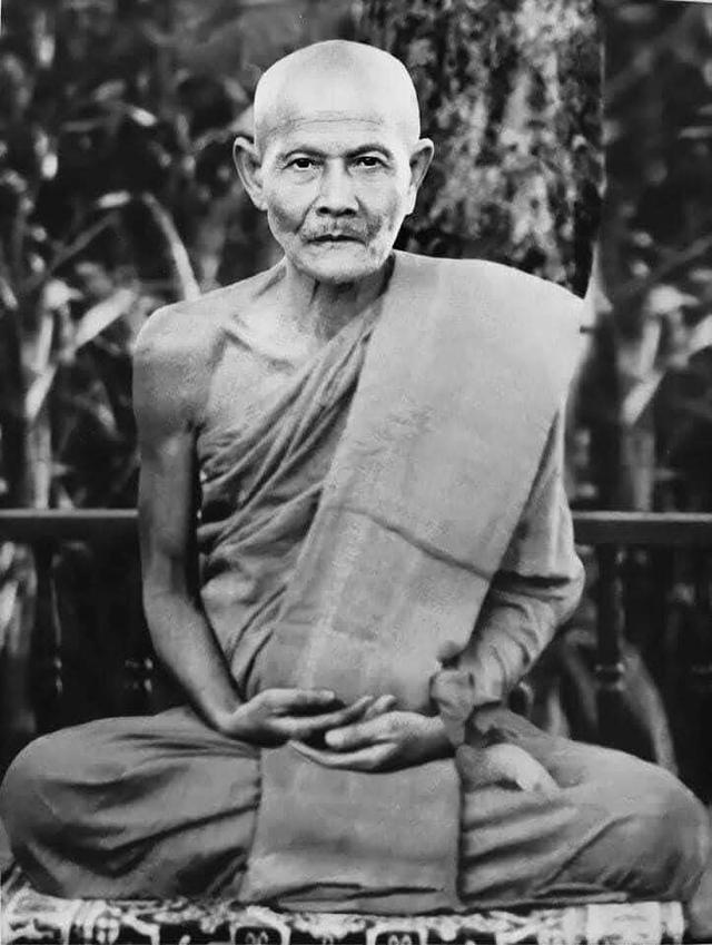 เหรียญพระอาจารย์มั่น ภูริทัตโต ออก วัดป่าธรรมวิสุทธิมงคล(วัดทุ่งสิงห์โต) จ.ลพบุรี เนื้อทองแดงรมดำ สภาพสวย ต็อกโค้ด คมชัด 5