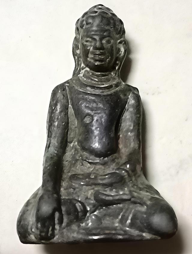พระกรุไม่ทราบที่ศิลปะลพบุรีหรือทราวดีไม่แน่ใจครับเนื้อสัมฤทธิ์เงิน