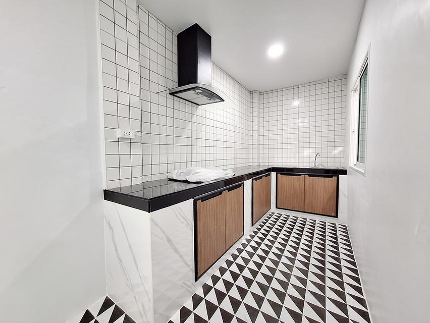 หมู่บ้านอยู่เจริญ 4 ลำลูกกาคลอง4 ถนนไสวประชาราษฎร์ ต.ลาดสวาย อ.ลำลูกกา จ.ปทุมธานี 12