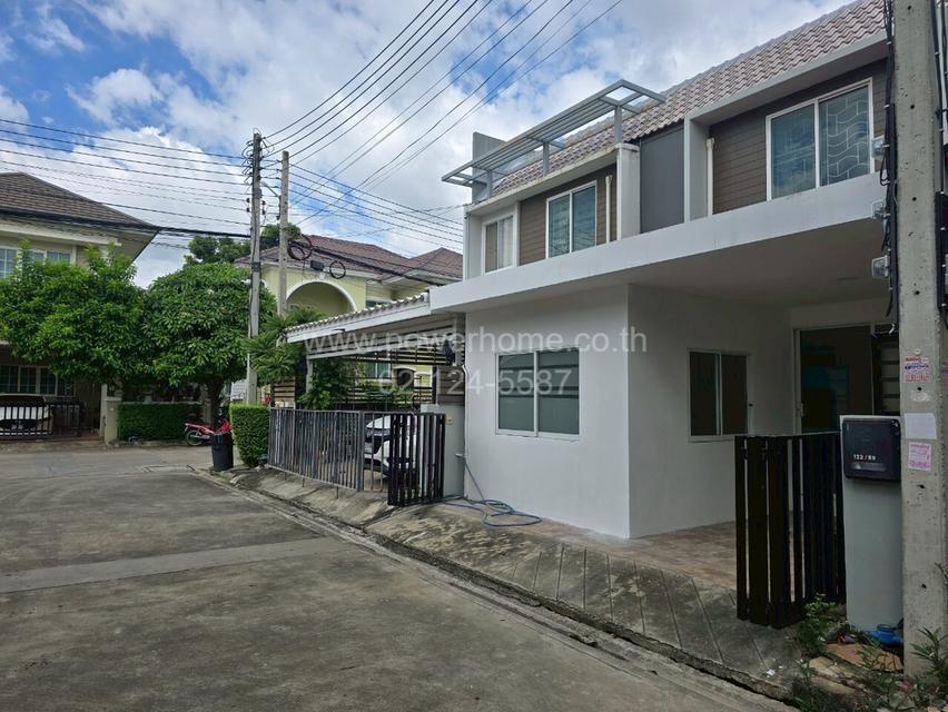 หมู่บ้านอารียาคัลเลอร์ ใกล้สถานีรถไฟฟ้าสายสีแดง ถนนวิภาวดี ต.หลักหก อ.เมืองปทุมธานี จ.ปทุมธานี