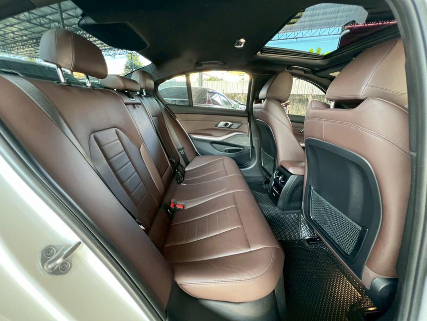 ปี 2020 BMW SERIES 3, 330e M SPORTโฉม G20 ปี18-ปัจจุบัน (จดทะเบียน 2021)สีขาว ไมล์แท้ 92,126 km. เซอร์วิสศูนย์ทุกระยะ 11