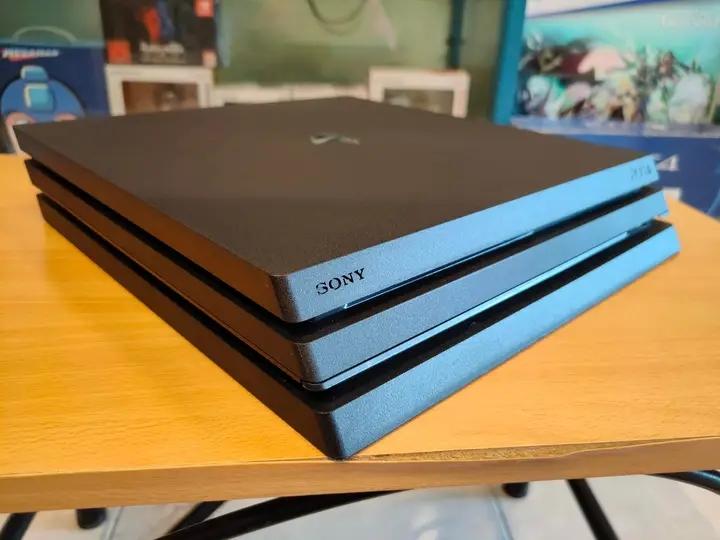 เครื่องเล่นเกม Sony PlayStation 4 พร้อมใช้งาน 3