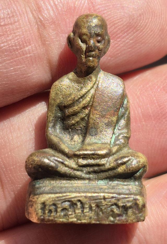 รูปหล่อฐานสูงหลวงพ่อทบ