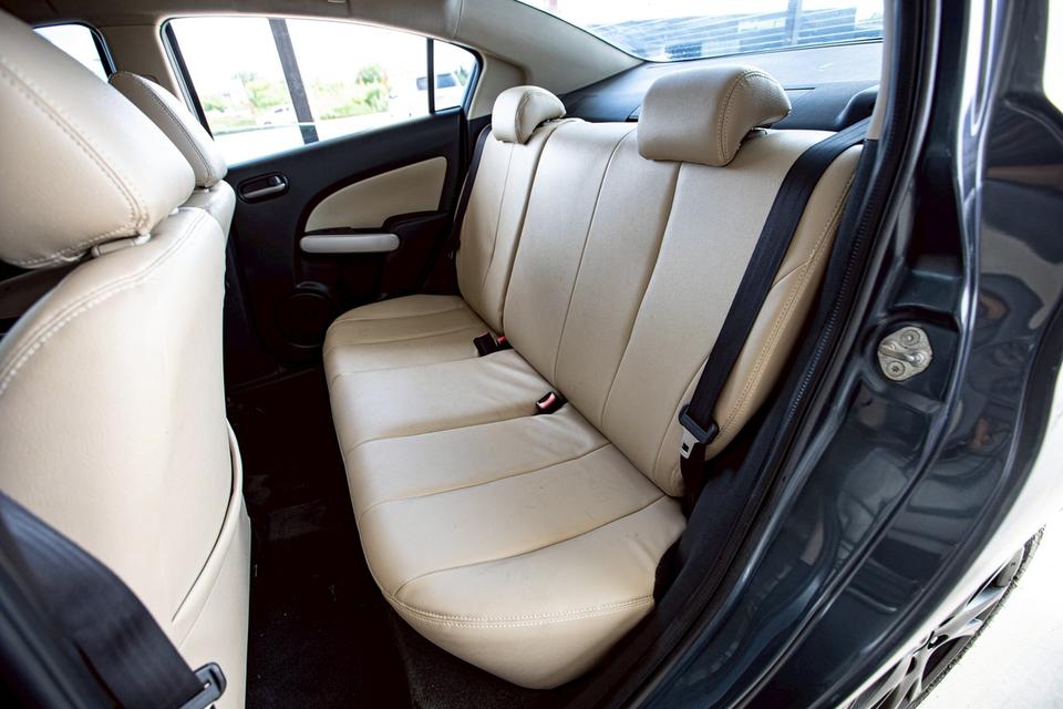 Mazda2 1.5 Groove Sedan ปี 2010 สีเทา เกียร์ออโต้ 14
