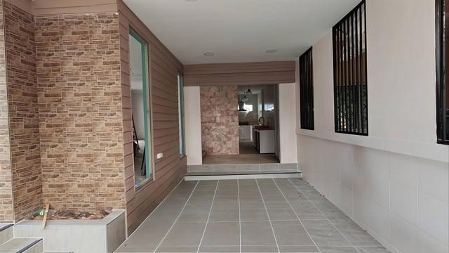 ขายบ้านรีโนเวทเดอะวิลเลจบางแสน บ้านแฝดสไตล์บ้านเดี่ยว สภาพใหม่มาก ทำใหม่ทั้งหลัง คุ้มค่า น่าซื้อ เนื้อที่ 36 ตารางวา 3 ห 5