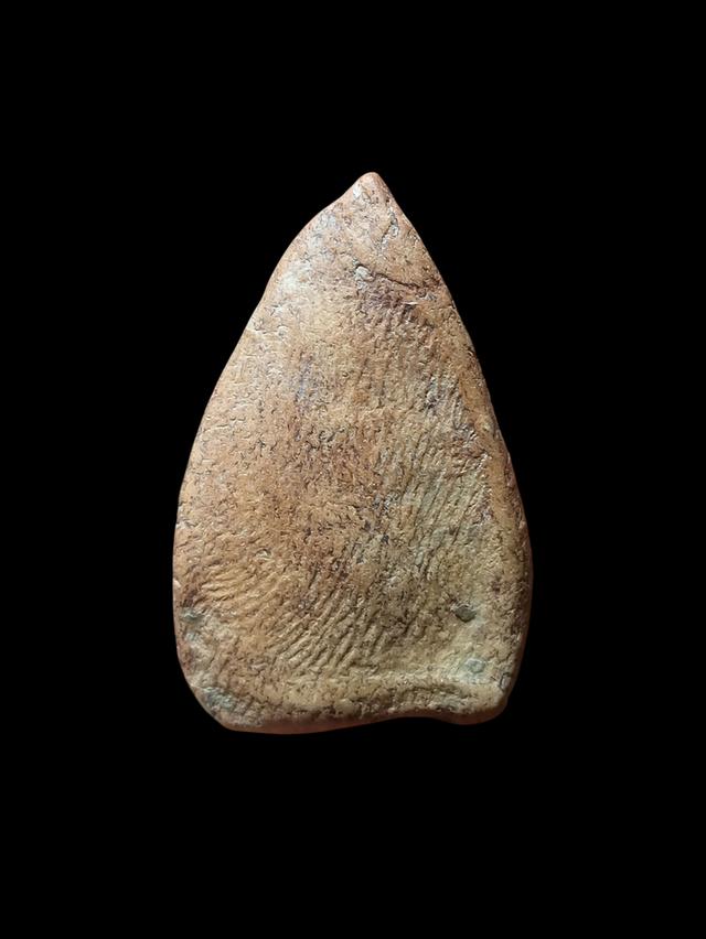 พระเนื้อดินเก่าพิมพ์กลีบบัว 2