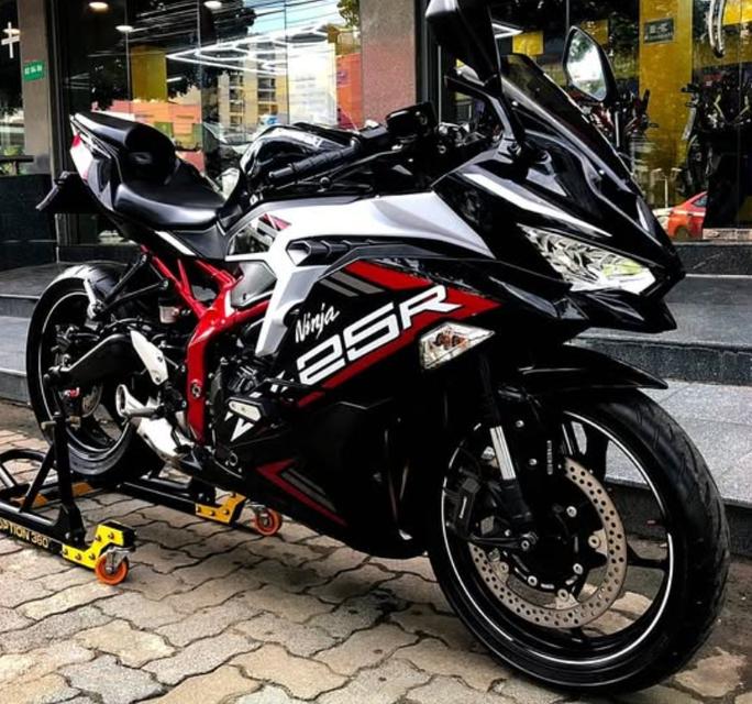 KAWASAKI ZX-25R สีดำ