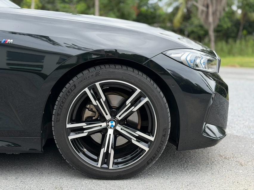 BMW 320d M Sport LCIปี 2023 ไมล์ 72,xxx kmราคา 1,590,000 บาทBSI: 28/12/2028 (5yrs/100,000km)Warranty: 281/12/2028 (5yrs/200,000km) รูปย่อยที่ 4