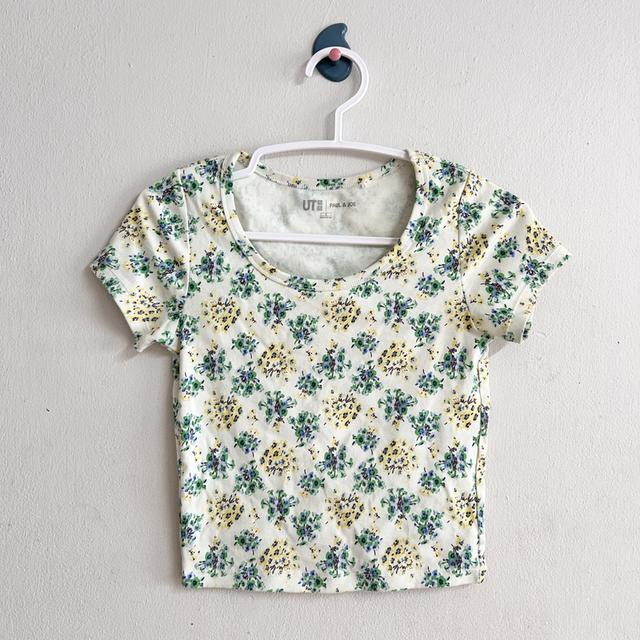 ยุนิS เสื้อยืดหญิงทรงครอปสีขาวลายดอก