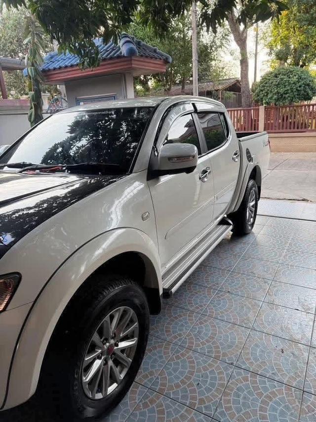 รถยนต์มิตซูบิชิไทรทรัล 8