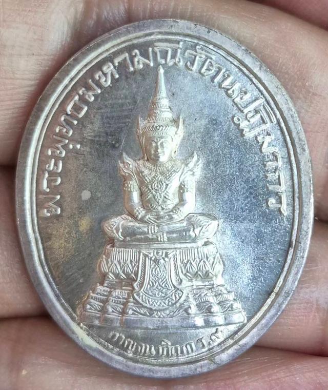 พระพุทธยอดฟ้าจุฬาโลกฯ ร.1 หลัง พระพุทธมหารัตนปฏิมากร (วัดพระแก้ว) เนื้อเงิน ตอกโค๊ด สภาพสวยพร้อมกล่อง หายาก รูปย่อยที่ 2