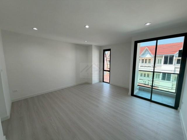 ขาย ทาวน์โฮม 3 ชั้น 4 ห้องนอน เล่นระดับ นาคนิวาส 37 โชคชัย 4 ใกล้เลียบด่วน 11