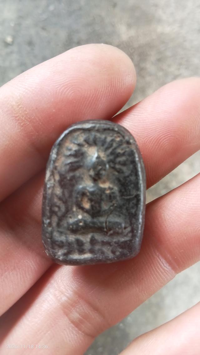 พระพิมพ์เล็บมือรัสมีข้างท่านเจ้าจุ๋ย