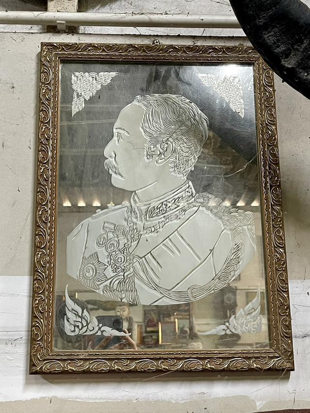 ภาพแกะสลักในหลวงรัชกาลที่5 บนแผ่นกระจก กรอบรูปในหลวงรัชกาลที่5 ชิ้นใหญ่ แขวนผนัง รูปที่ 2