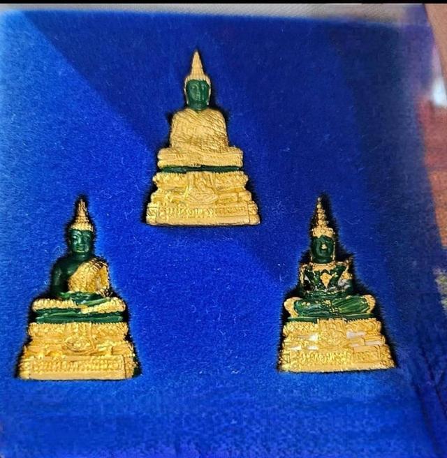 พระแก้วมรกต 3ฤดู รุ่นเทอดพระเกียรติ  มหาพุทธาภิเษกหน้าวัดพระศรีรัตนศาสดาราม ปี 2540 พร้อมกล่องเดิม 3