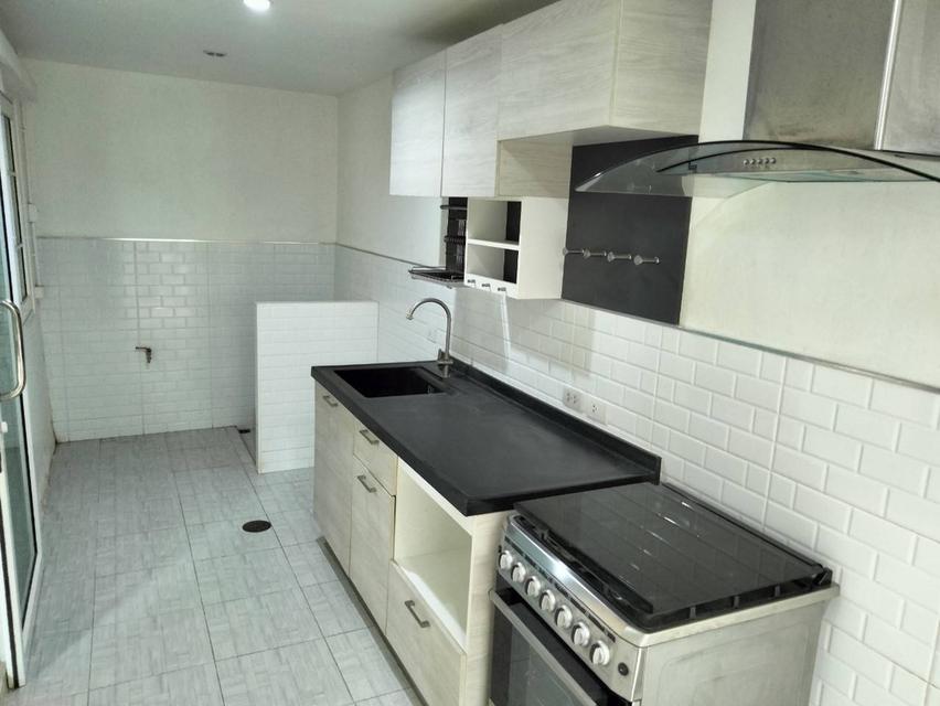 ขายทาวน์โฮม 2 ชั้น หมู่บ้านโกลเด้น ทาวน์ ลาดพร้าว ซอยนวมินทร์ 42 แยก 27 ถนนประเสริฐมนูกิจ แขวงคลองกุ่ม เขตบึงกุ่ม กรุงเทพ ขายราคา 4.30 ล้านบาท 3