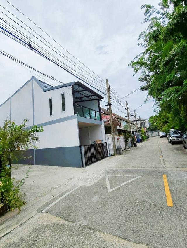 หมู่บ้านทรายทองนิเวศน์  ใกล้ห้าแยกปากเกร็ด ทาวน์เฮาส์ 2 ชั้น หลังมุม ตกแต่งใหม่พร้อมอยู่ ทำเลดี 6