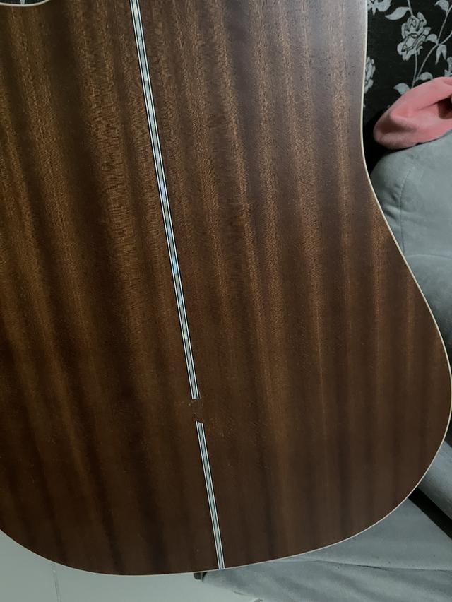 กีต้าร์ kazaki สีน้ำตาลอ่อนลายไม้ส่วนมีตำหนิไม้ถลอกนิดหน่อยแต่ไม่มีปัญหาต่อการใช้งานเสียงใส มีกระเป๋าแถมให้ รูปย่อยที่ 3
