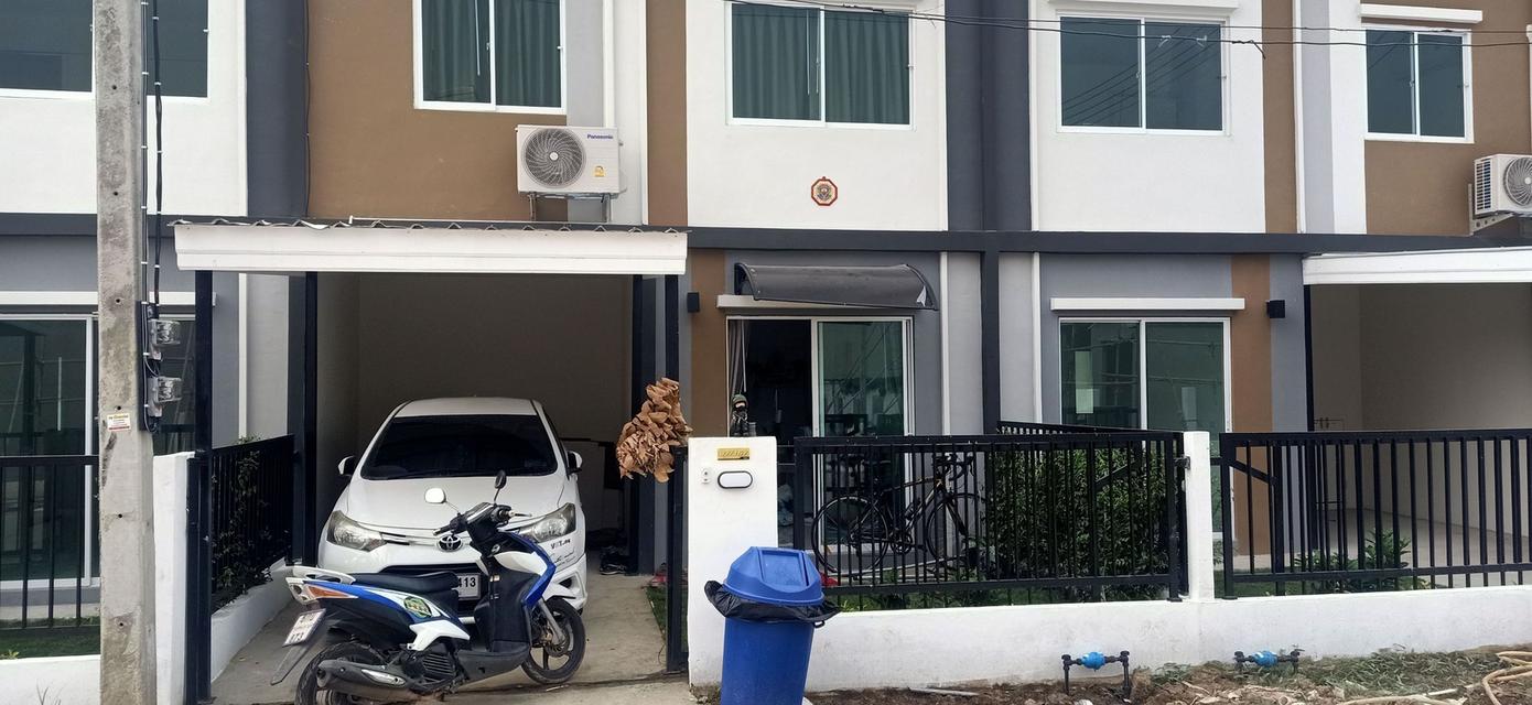 บ้านทาวน์เฮ้าส์ 3 ห้องนอน 2 ห้องน้ำ 1 ที่จอดรถ 4