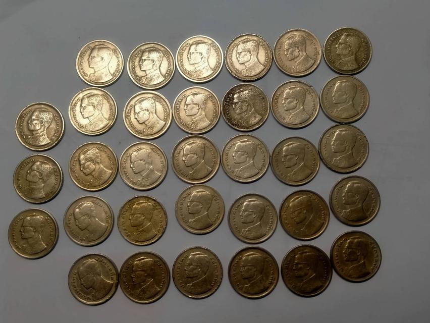 เหรียญ 1 บาท ปี 2520 และปี2525 รูปที่ 3