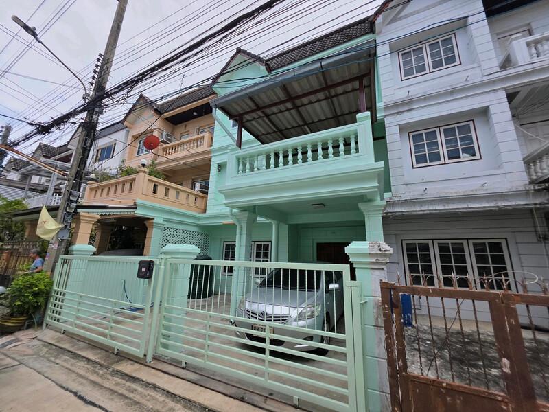 ขายทาวน์โฮม 3 ชั้น หน้ากว้าง รีโนเวทใหม่ ใกล้ BTS อุดมสุข ซอยอุดมสุข 51 พร้อมเข้าอยู่ 3