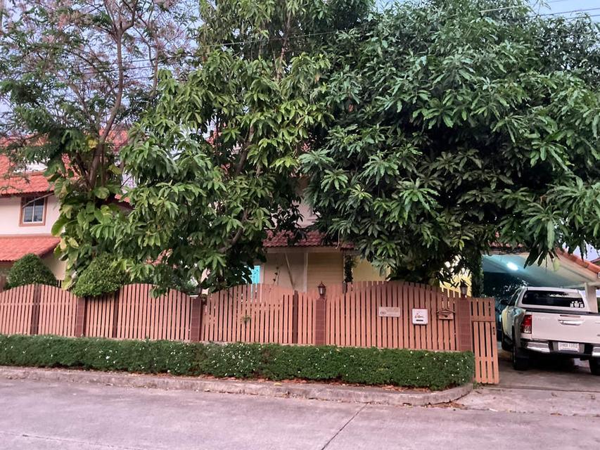 หมู่บ้านเก้าพอเพียง ถนนรังสิต-นครนายก คลอง 7 ธัญบุรี บ้านเดี่ยว 56.3 ตร.วา 3 นอน 2 น้ำ จอดรถหลายคัน