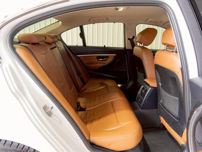 BMW Series 3 330e Luxury 2016 จด 2017 12